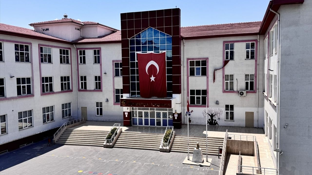 Siirt'te 'Terörsüz Türkiye' İçin Bayrak Asım Töreni