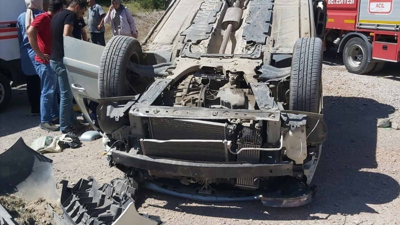 Sinop'ta Devrilen Otomobil Faciası: 3 Yaralı