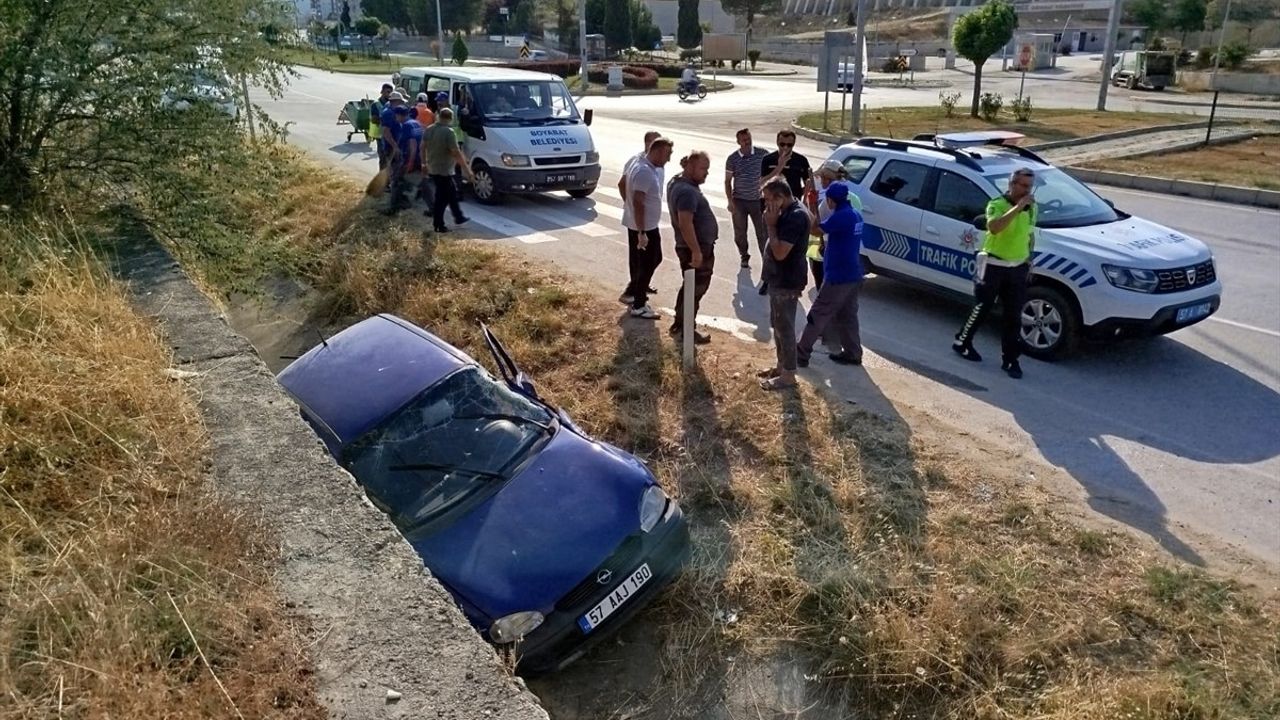 Sinop'ta Kamyonla Çarpışan Otomobilde Anne ve Oğlu Yaralandı