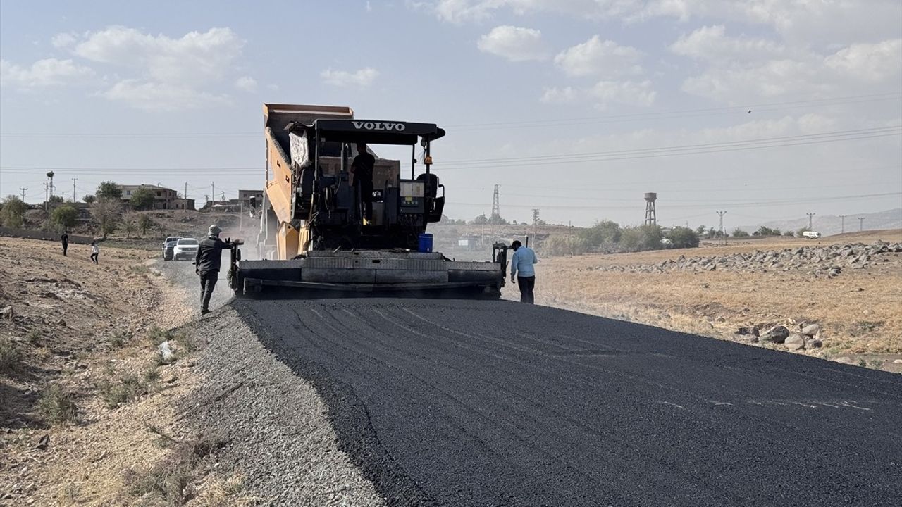 Şırnak'ta Taşlı Araziler Tarıma Kazandırılıyor, Köy Yolları Asfaltlanıyor