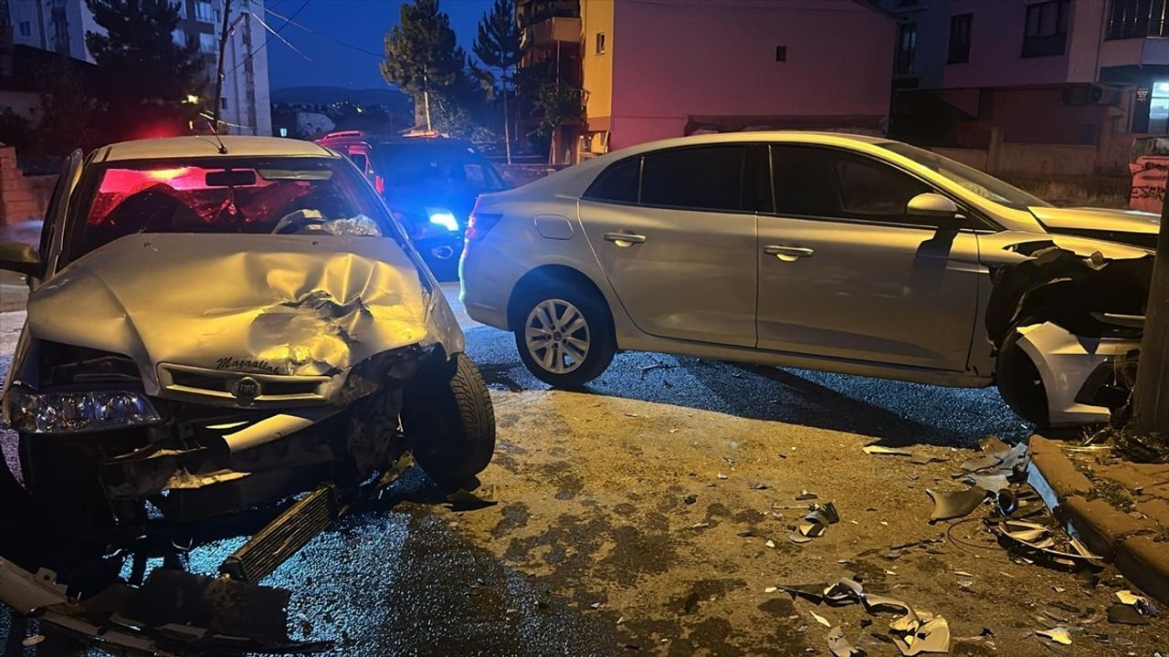 Sivas'ta İki Otomobil Çarpıştı: 6 Yaralı