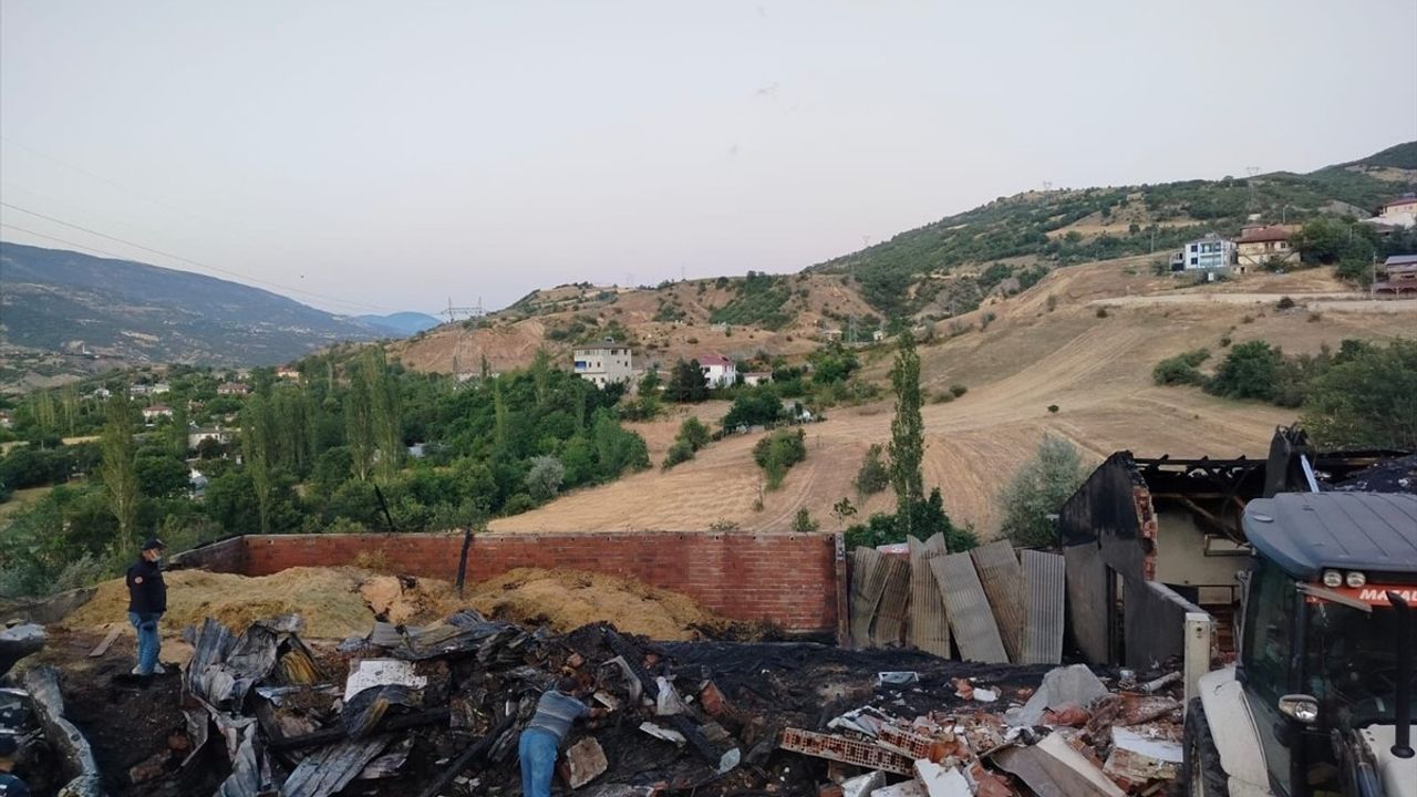 Sivas'ta Koyulhisar'da Yangın: Ev, Ahır ve Samanlık Alev Alev Yandı!