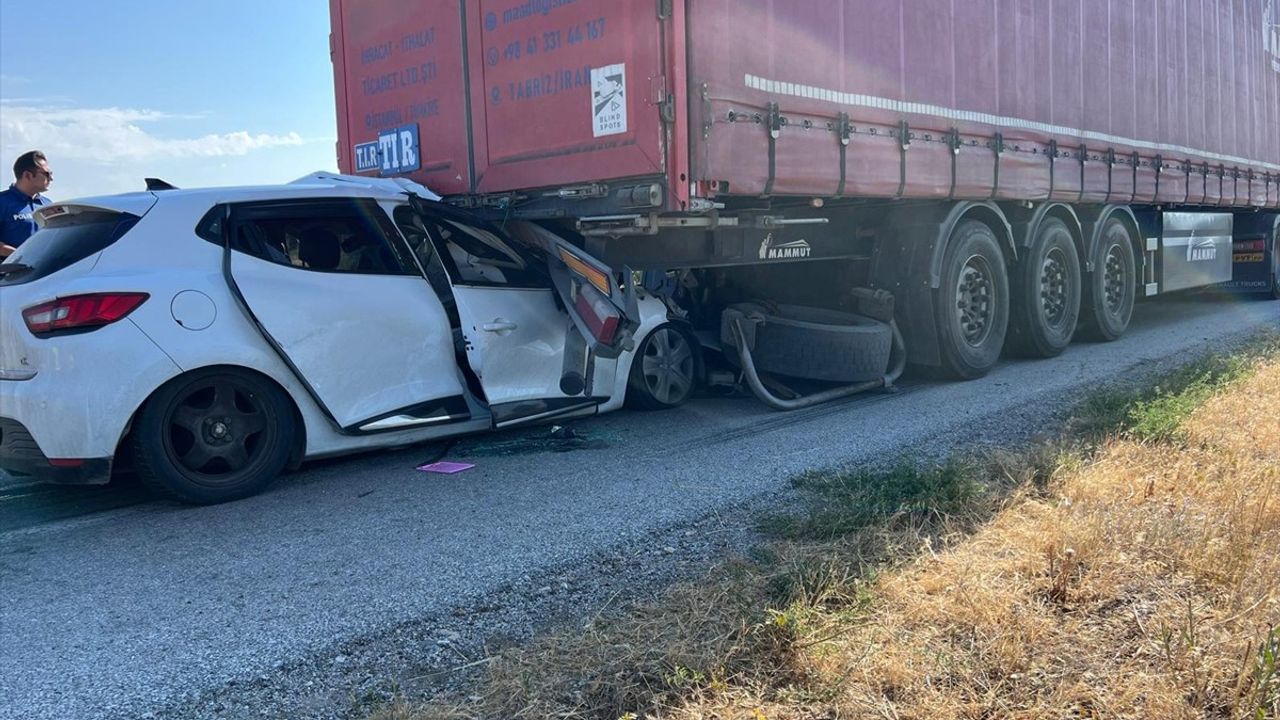 Sivas'ta Trafik Kazası: 1 Çocuk Hayatını Kaybetti, 5 Yaralı