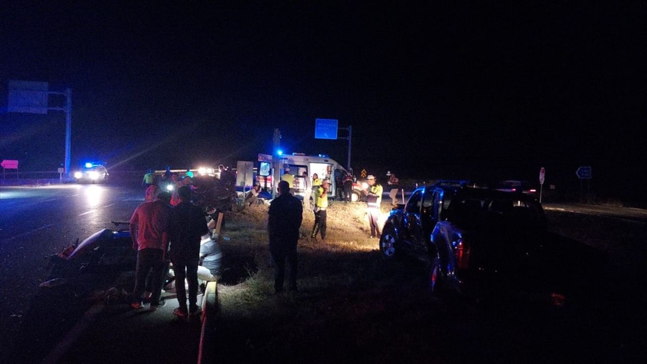 Sivas'ta Trafik Kazası: Eski Vali Karaömeroğlu ve 4 Kişi Yaralandı