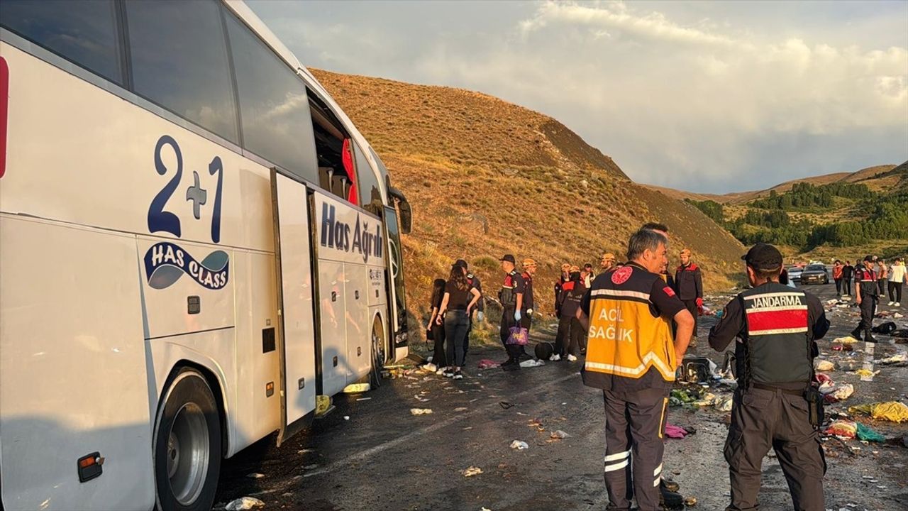 Sivas'ta Yolcu Otobüsü Dağ Yamaçlarına Çarptı: 3 Ölü, 24 Yaralı