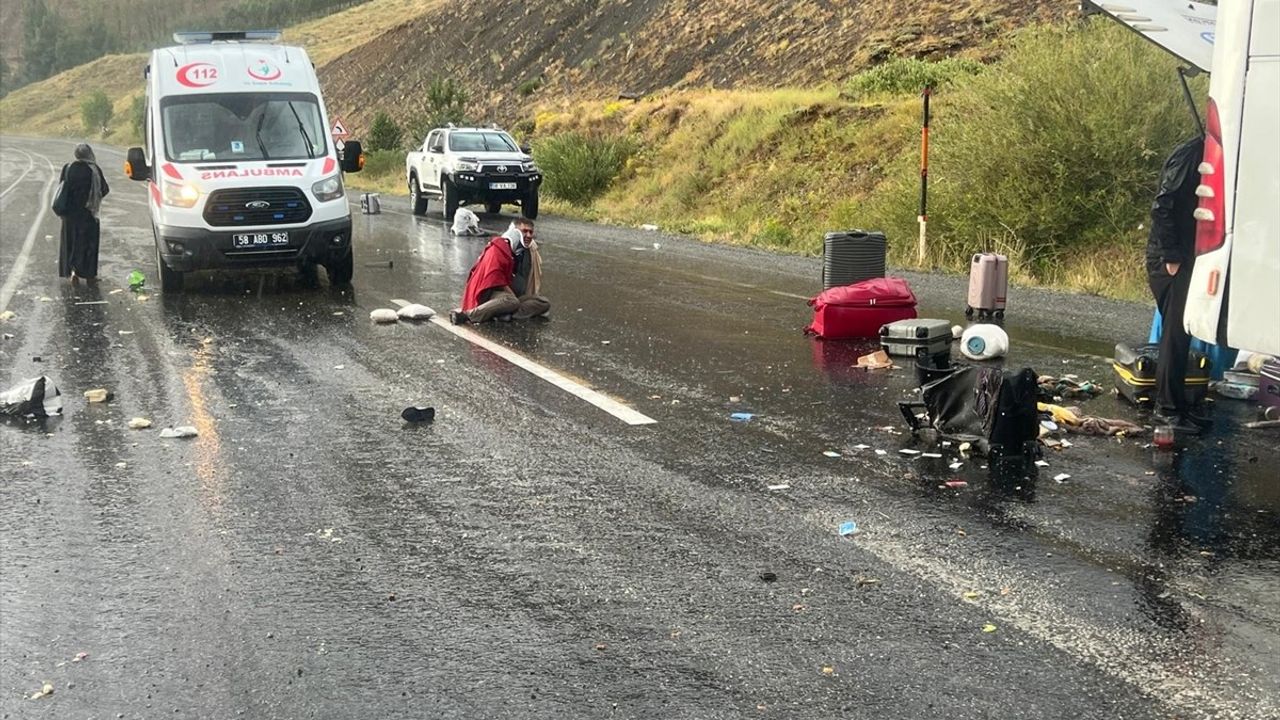 Sivas'ta Yolcu Otobüsü Dağa Çarptı: Çok Sayıda Ölü ve Yaralı Var