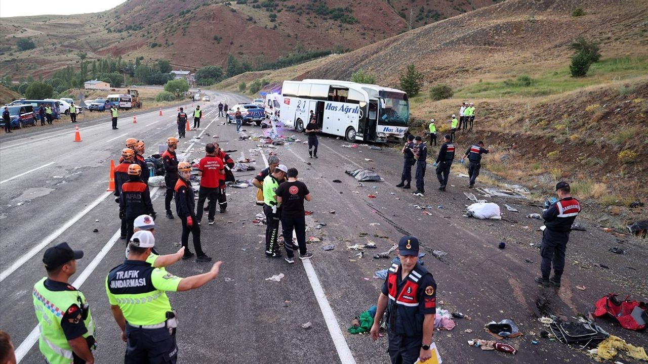 Sivas'ta Yolcu Otobüsü Dağın Yamacına Çarptı: 4 Ölü, 33 Yaralı