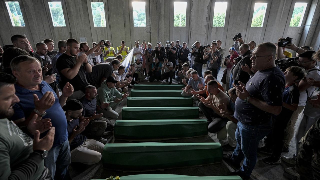 Srebrenitsa Soykırımında 7 Kurbanın Cenazesi Potoçari Anıt Mezarlığı'na Taşındı