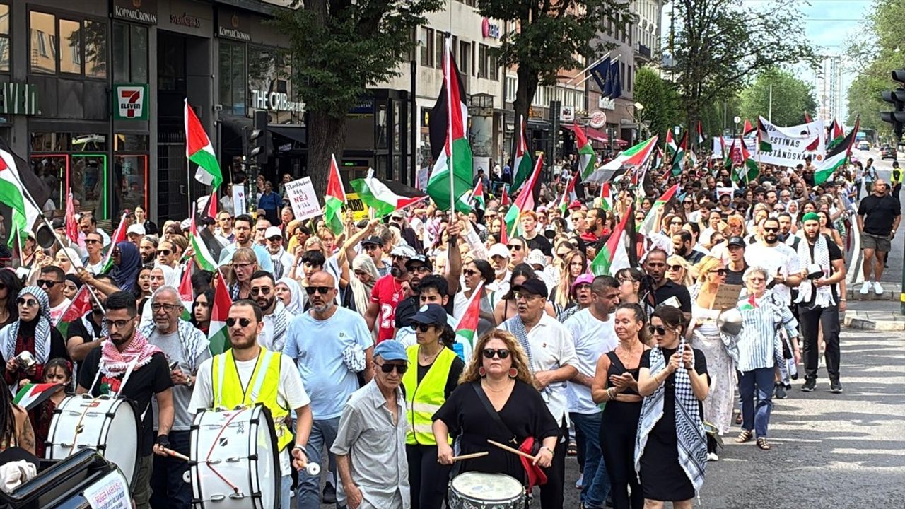 Stockholm'de İsrail'in Gazze Saldırılarına Karşı Protesto