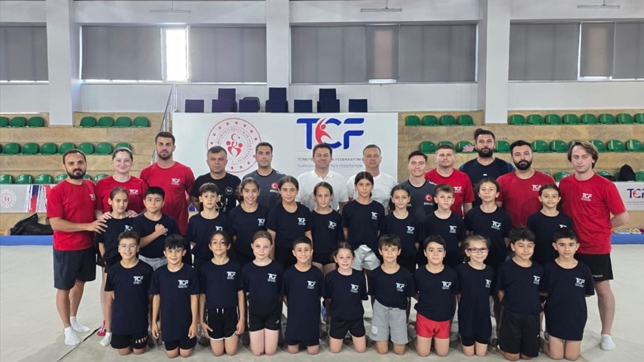 Suat Çelen, Trampolin Cimnastik Gelişim Kampı'nı Ziyaret Etti