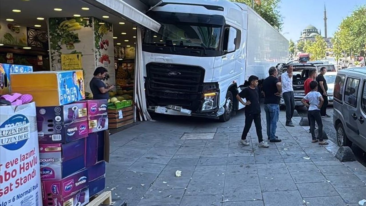 Sultanbeyli'de Yokuşta Kayan Tır, 5 Araçta Hasara Neden Oldu