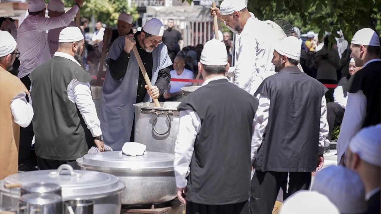 Sümbül Efendi Tekkesi'nde 10 Bin Kişilik Aşure Etkinliği
