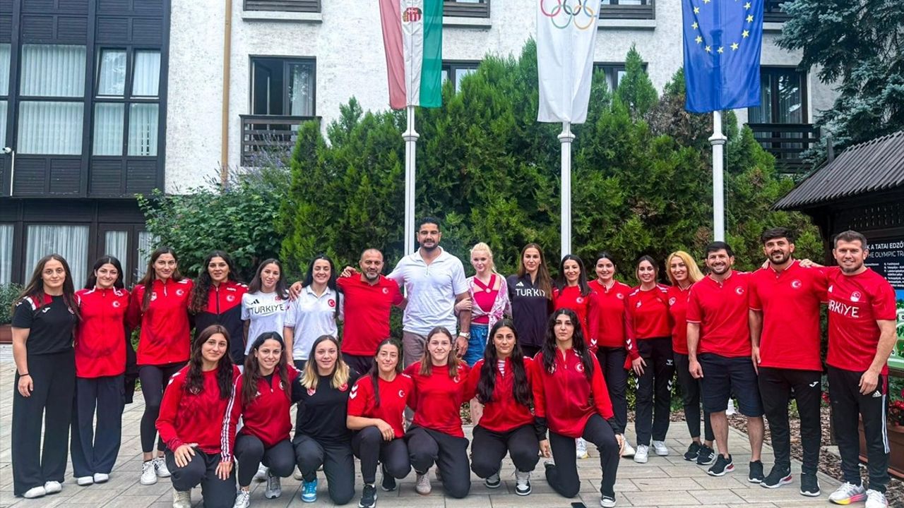 Taha Akgül, Macaristan'daki Güreşçilere Moral Ziyareti Gerçekleştirdi