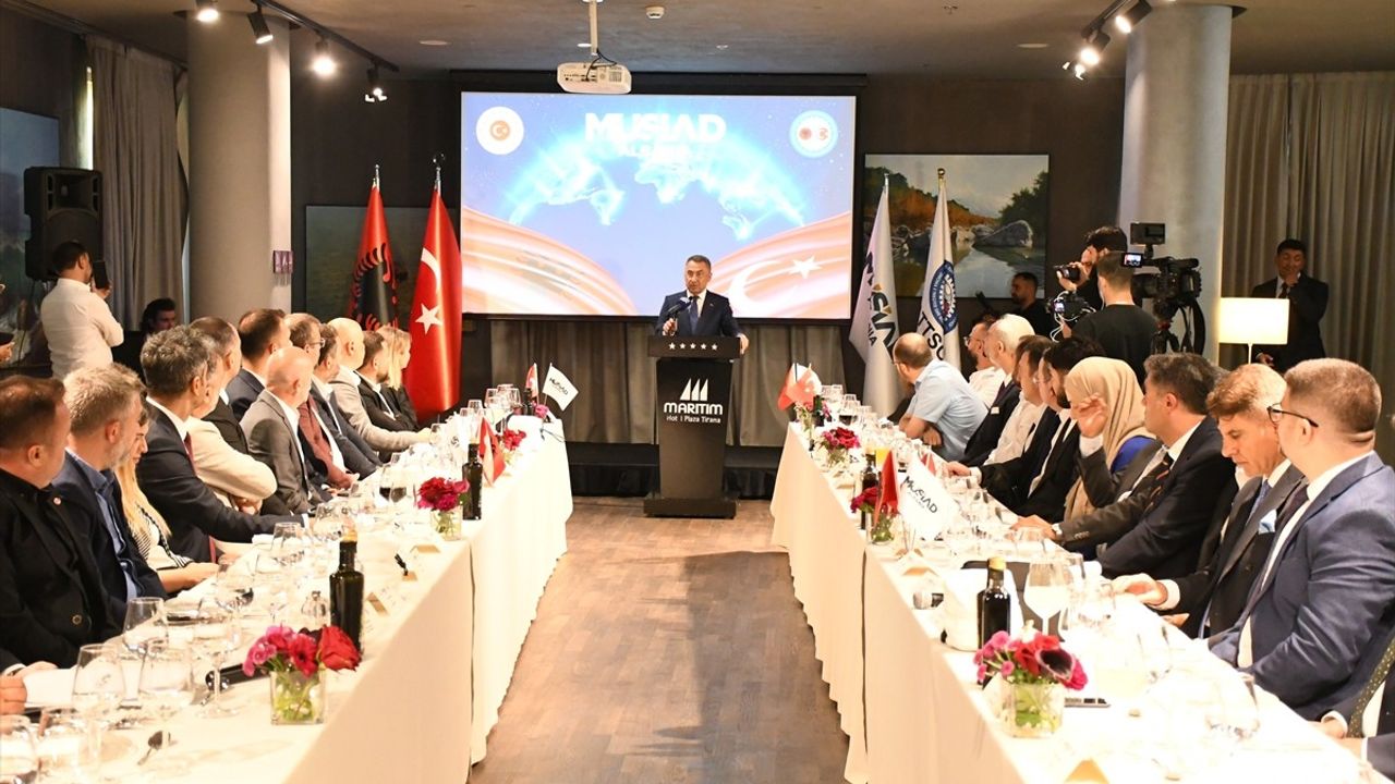 TBMM Dışişleri Komisyonu Başkanı Oktay, Tiran'da Türk İş İnsanlarıyla Buluştu