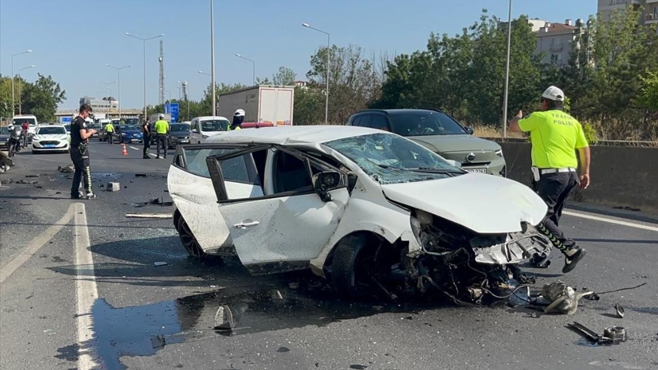 Tekirdağ'da Bariyere Çarpan Otomobilde 3 Yaralı