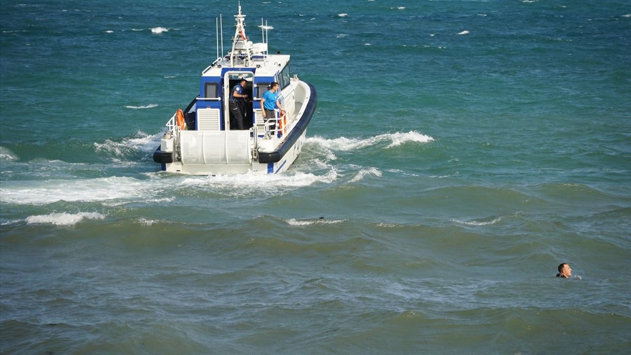 Tekirdağ'da Boğulma Tehlikesi: Genç Kurtarıldı, Arkadaşı İçin Arama Başlatıldı