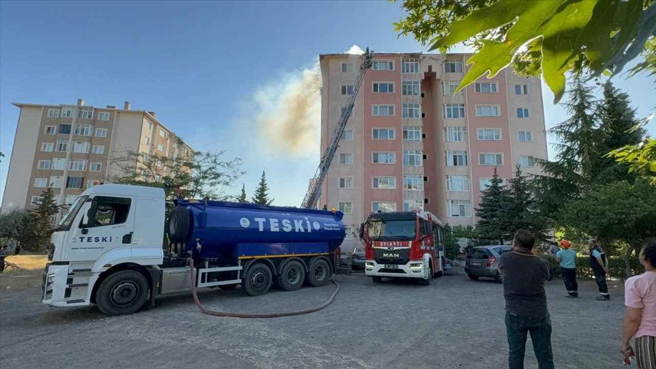 Tekirdağ'da Dokuz Katlı Binanın Çatısında Yangın Çıktı, Söndürüldü