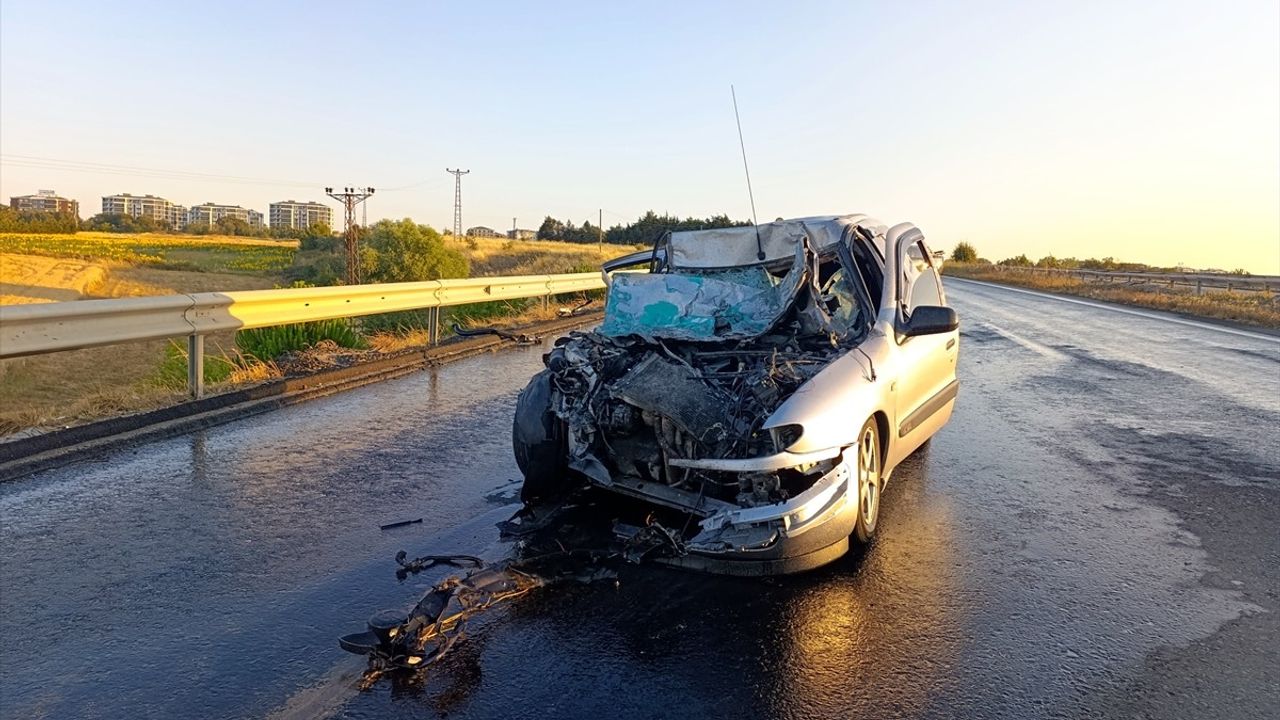 Tekirdağ'da Feci Kaza: Pikaba Arkadan Çarpan Otomobilin Sürücüsü Hayatını Kaybetti