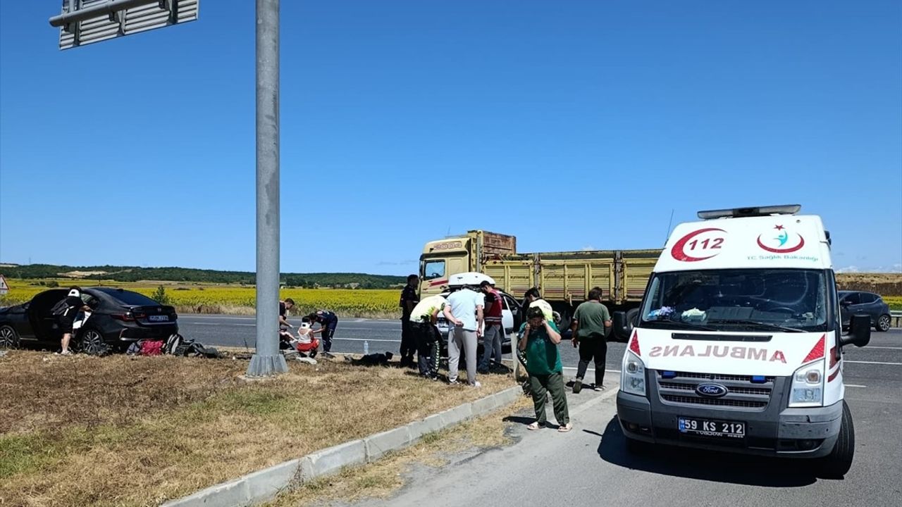 Tekirdağ'da İki Otomobil Çarpıştı, 9 Kişi Yaralandı