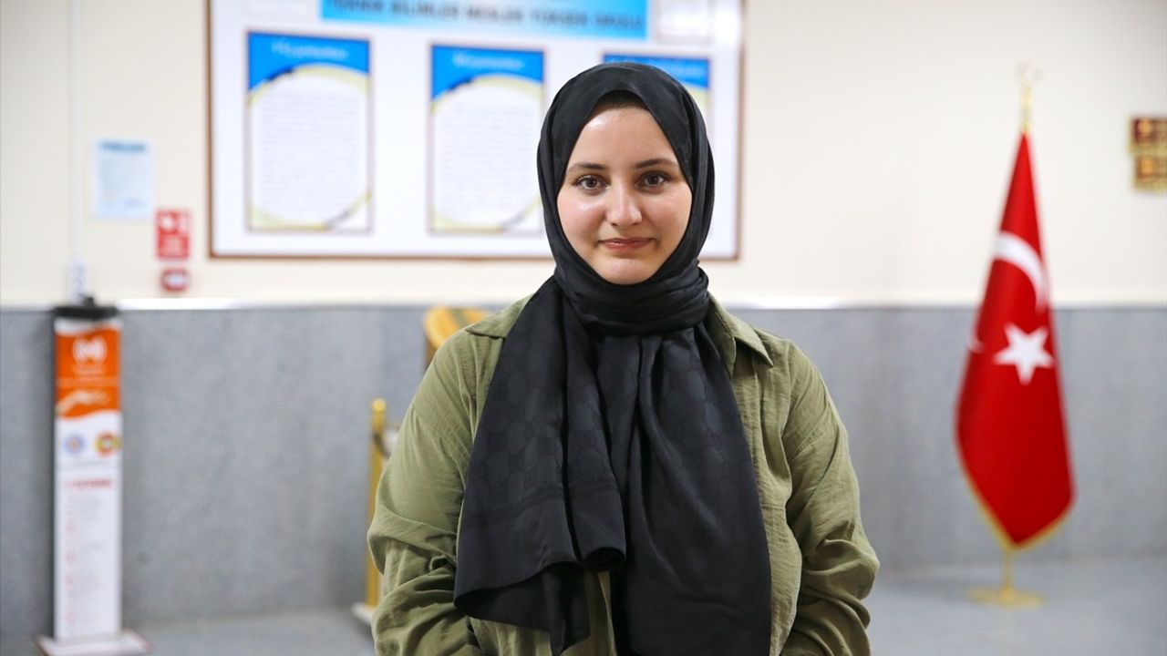 Temizlik Personeli Hacer Pelşin Korkutata, YKS’de Tıp Fakültesine Girmeye Hak Kazandı