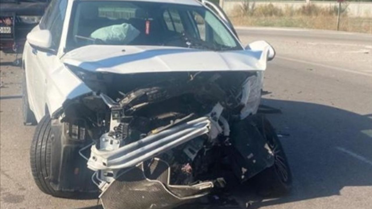 Tokat'ta Dört Kişi Yaralandı: İki Otomobil Çarpıştı