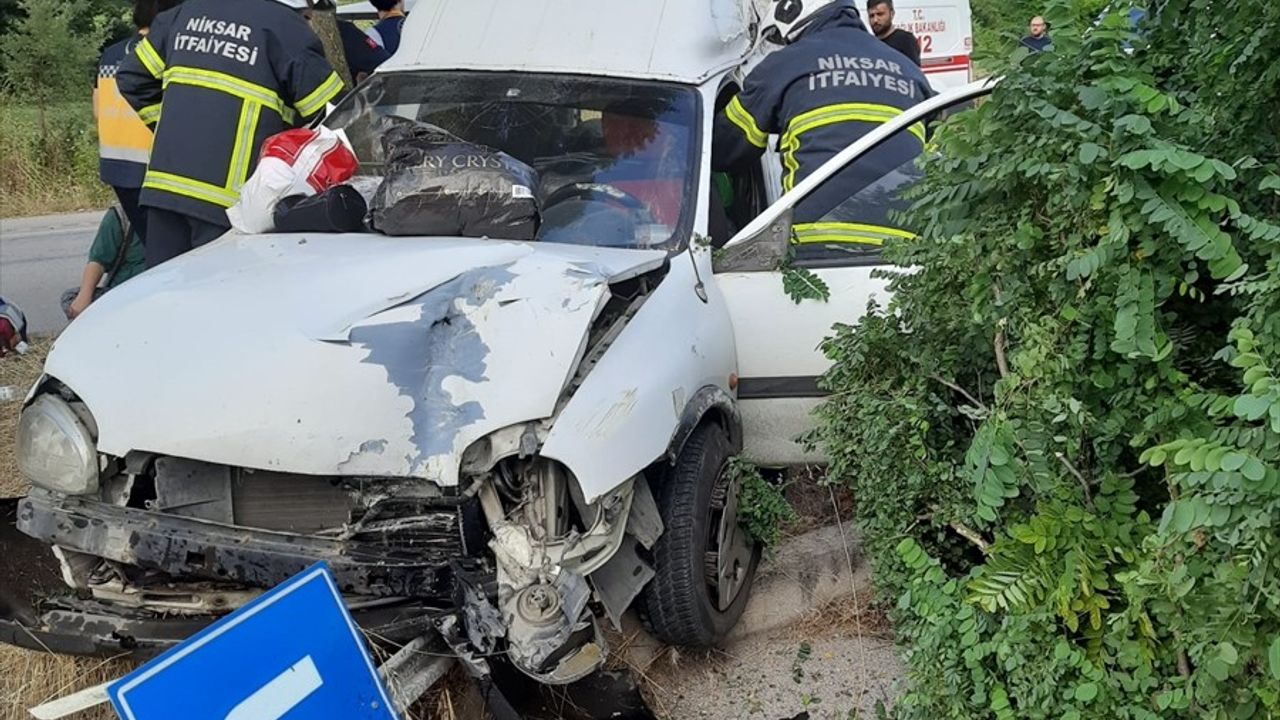 Tokat'ta Hafif Ticari Araç Ağaçla Çarpıştı: 4 Yaralı