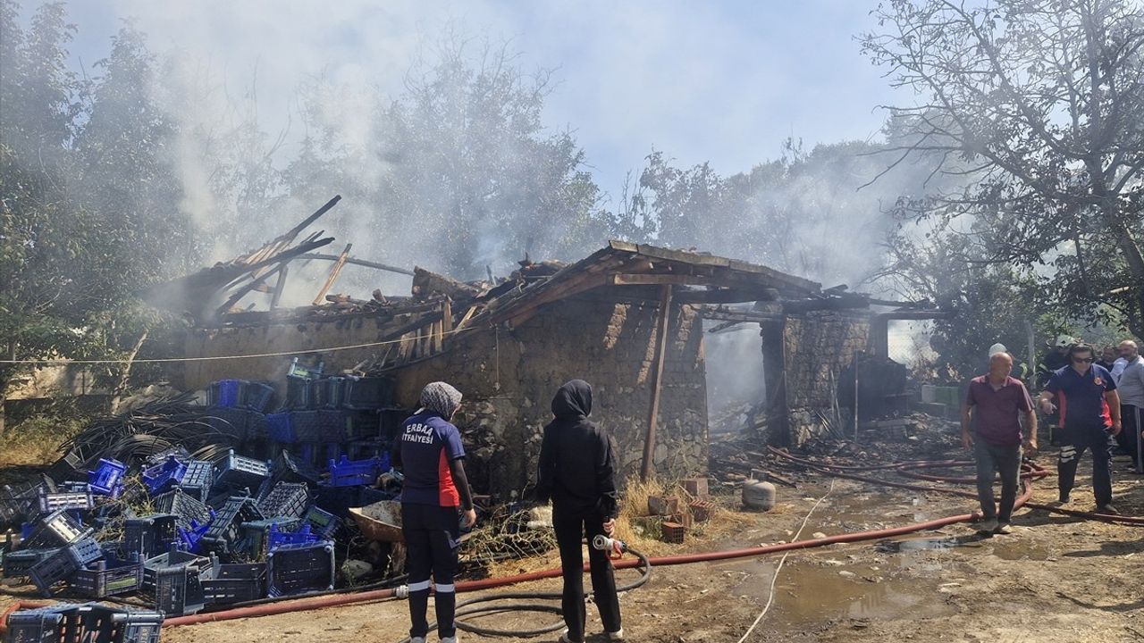 Tokat'ta Yangın: 1,5 Ton Buğday ve 2 Traktör Zarar Gördü