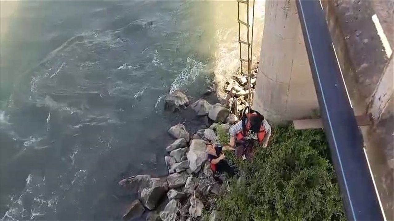 Tokat'ta Yükselen Sularla Mahsur Kalan Kadın Kurtarıldı