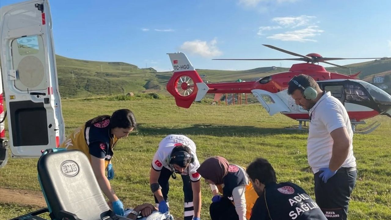 Trabzon'da Ambulans Helikopter, Yaylada Ayağı Kırılan Hastayı Kurtardı