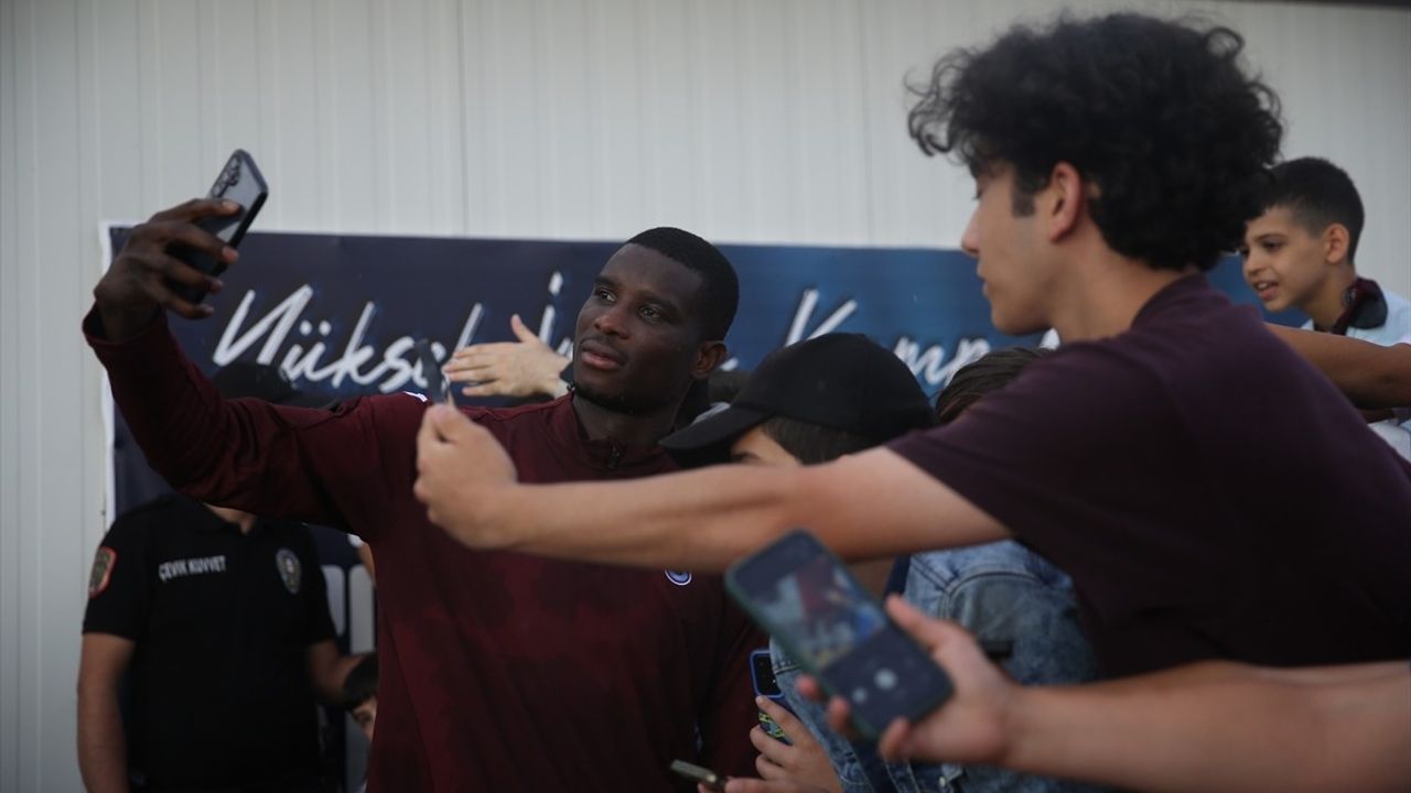 Trabzonsporlu Futbolcular Erzurum'da Yağmur Altında Taraftarla Buluştu