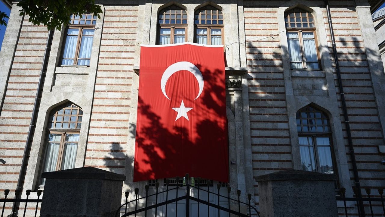 Trakya'nın Kamu Binalarında 'Terörsüz Türkiye' İçin Bayrak Heyecanı