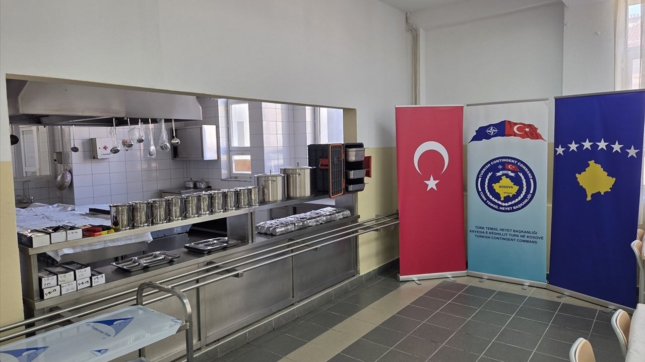 Türk Askeri Kosova&#039;daki Engelli Okuluna Destek Verdi