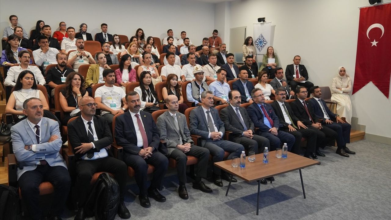 Türk Dünyası Genç Tarihçiler Çalıştayı Başladı