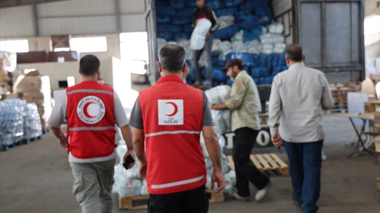 Türk Kızılay'dan Süveyda'ya İnsani Yardım: 2 Tır Gıda ve İhtiyaç Malzemesi Gönderildi