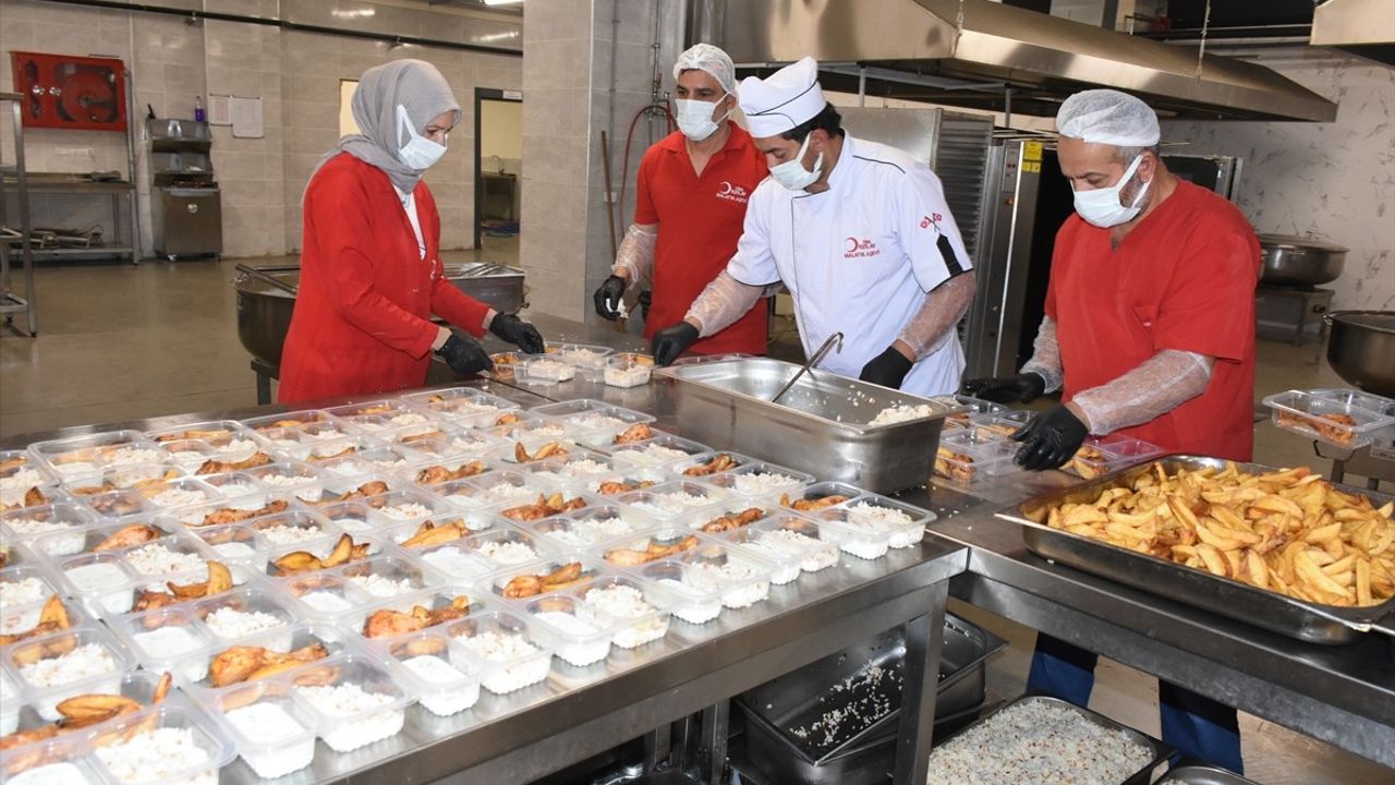 Türk Kızılay Malatya Şubesi, Her Gün 1.000 İhtiyaç Sahibine Sıcak Yemek Ulaştırıyor