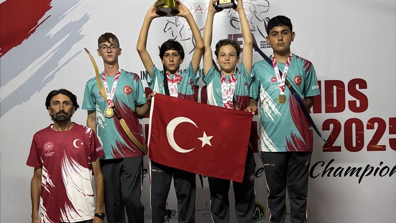 Türkiye Atlı Okçuluk Yıldız Milli Takımı Endonezya'da Gümüş Madalya Kazandı