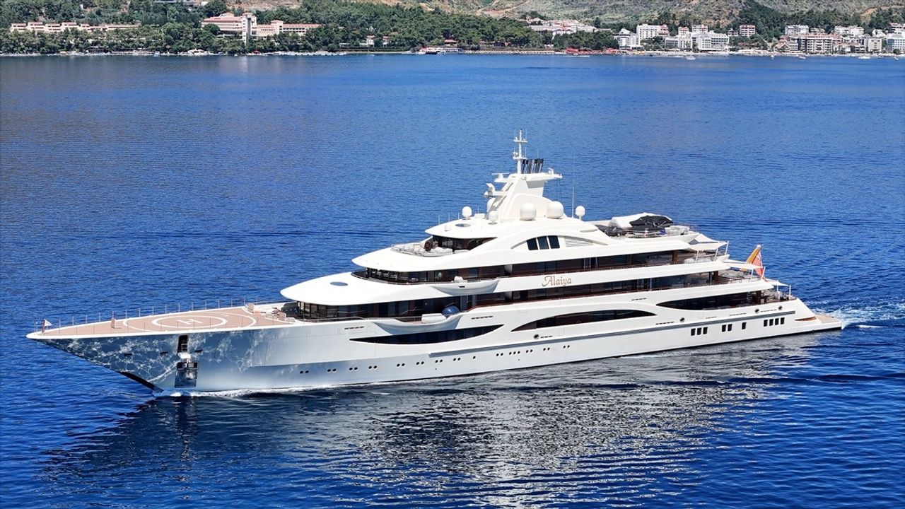 Ultra Lüks Yat 'Alaiya' Marmaris'te Yakıt İkmal Etti