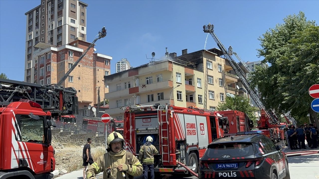 Ümraniye'de Çatı Katındaki Yangın Bitişikteki Binaya Sıçradı