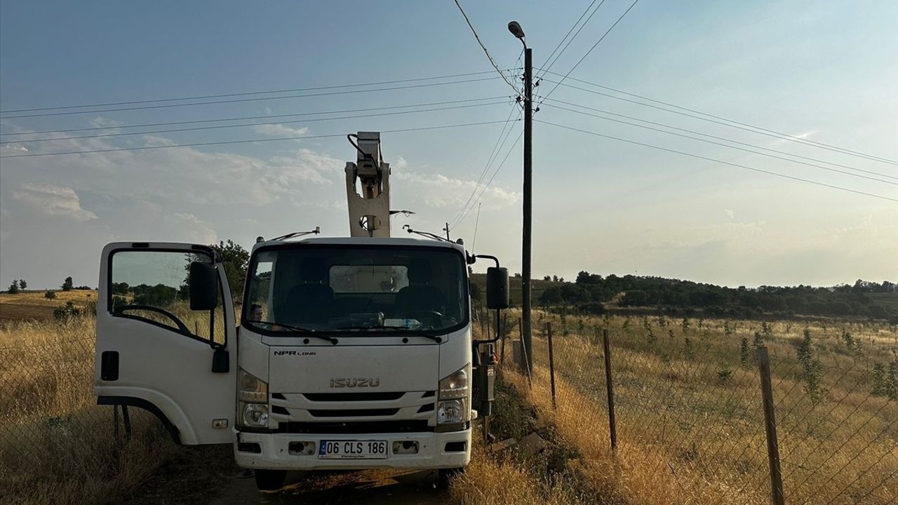 Uşak'ta Aydınlatma Direğinde Elektrik Akımına Kapılan İşçi Hayatını Kaybetti