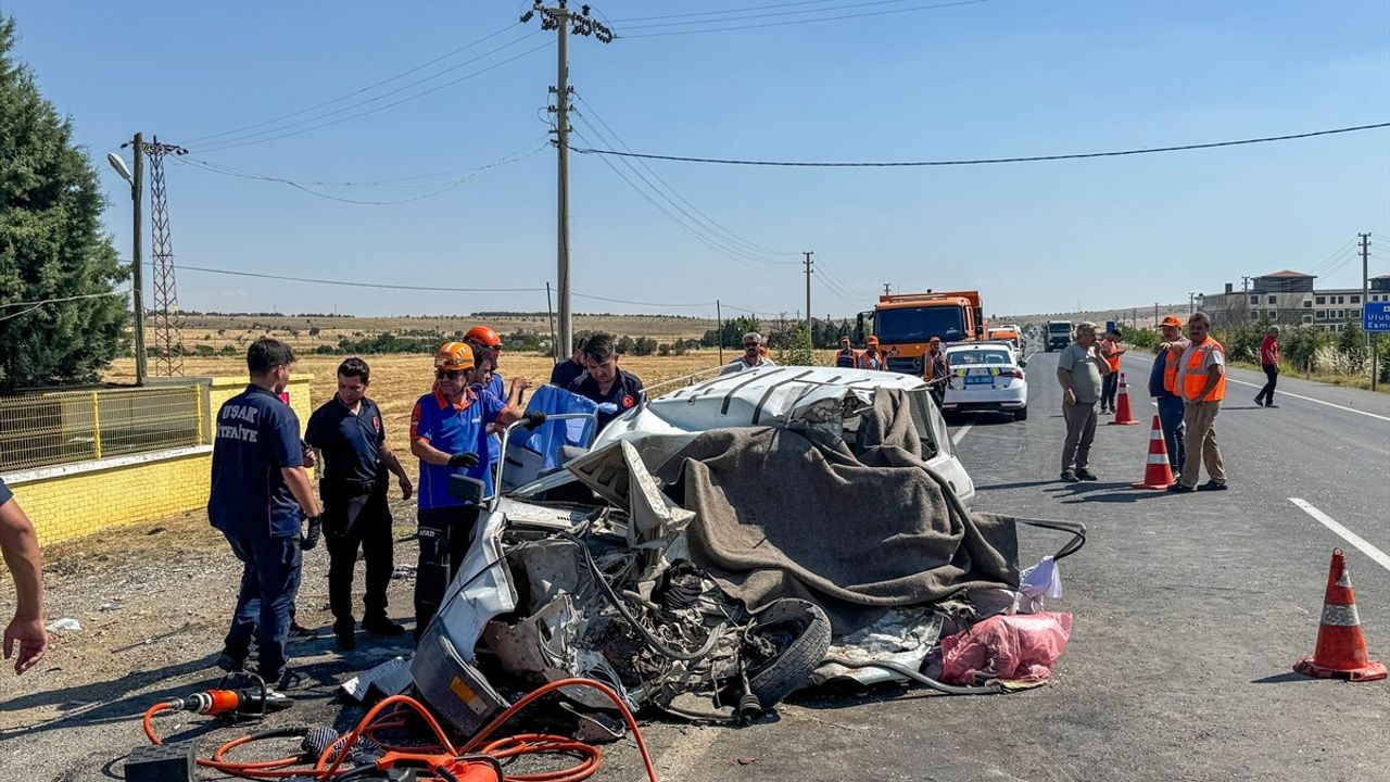Uşak'ta Kamyonla Çarpışan Otomobilde Baba ve Kızı Hayatını Kaybetti