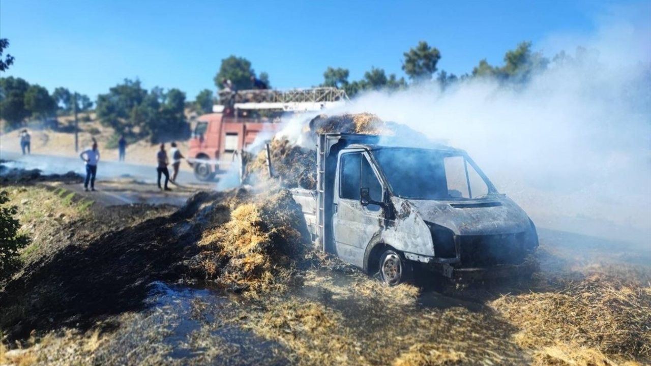Uşak'ta Saman Yüklü Kamyon Yangını: İki Kişi Ağır Yaralandı