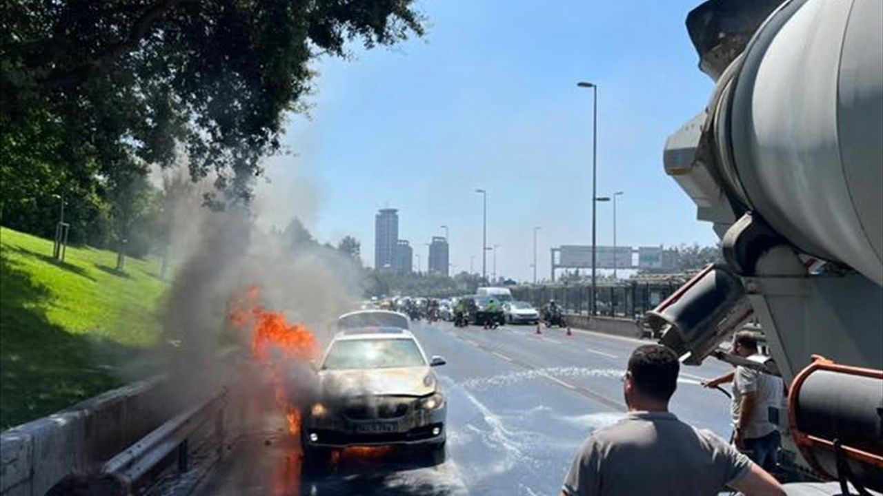 Üsküdar'da Seyir Halindeki Otomobil Yandı