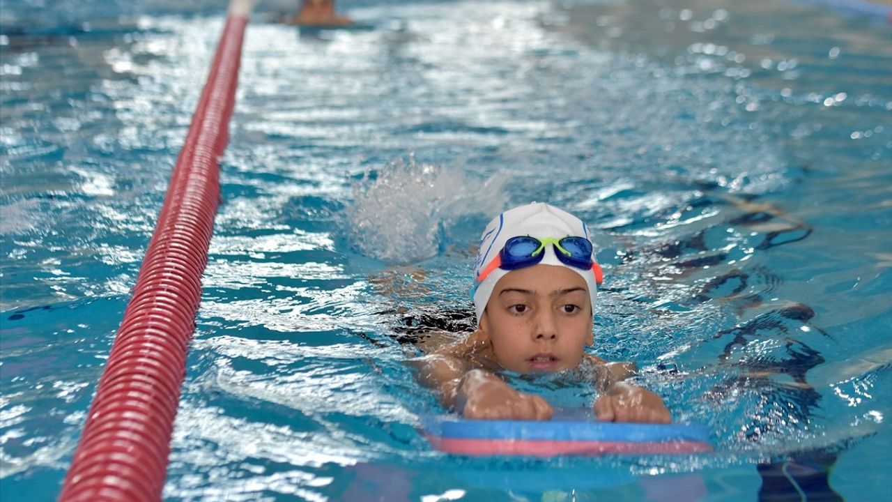 Van'da Çocuklar Olimpik Havuzlarda Güvenle Yüzme Öğreniyor