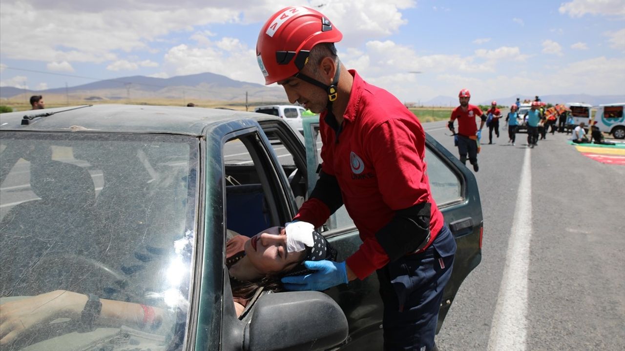 Van'da Gerçekçi Trafik Kazası Tatbikatı Yapıldı