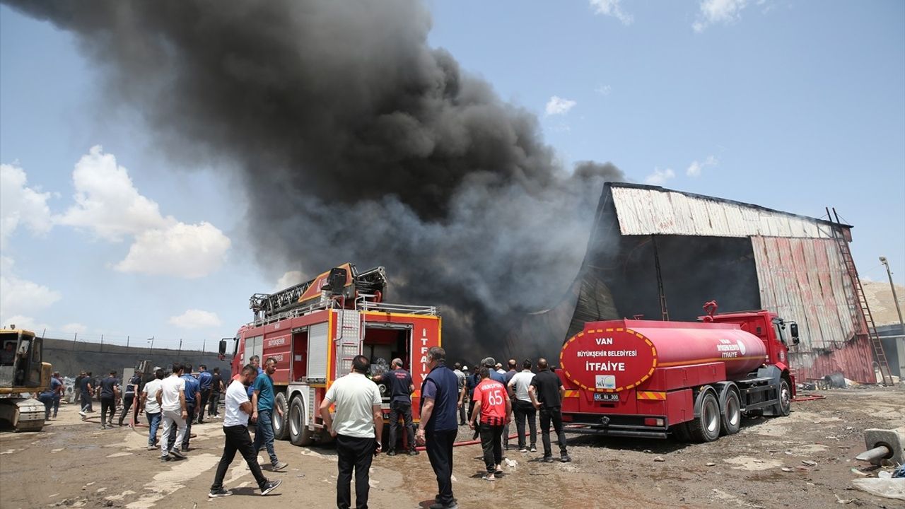 Van'da Geri Dönüşüm Tesisinde Yangın Kontrol Altına Alındı
