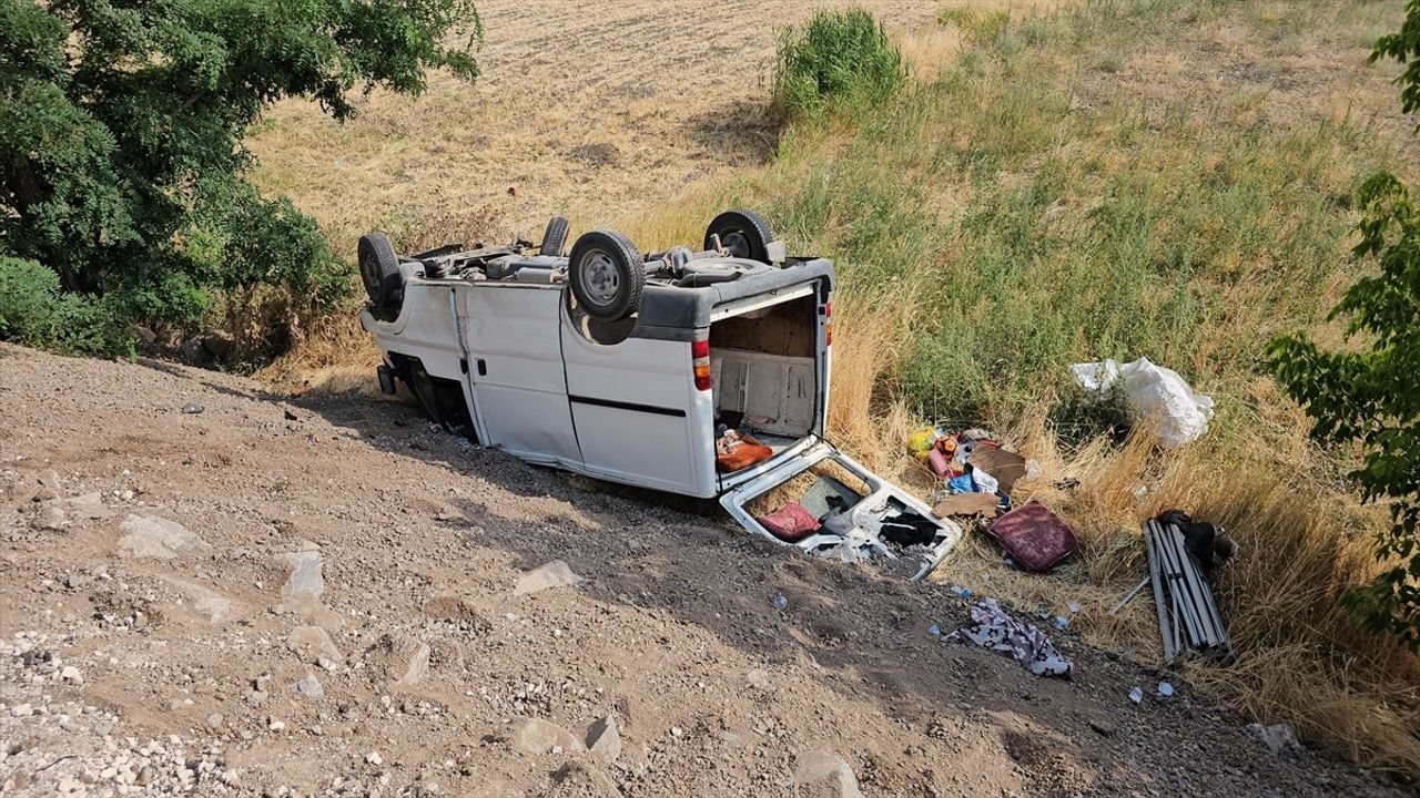 Van'da Minibüs ile Otomobil Çarpıştı: 11 Yaralı
