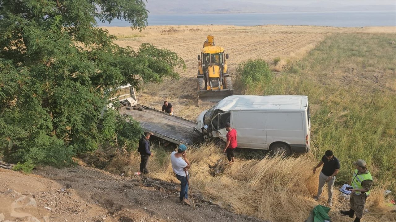 Van'da Minibüs ve Otomobil Çarpıştı: 14 Yaralı