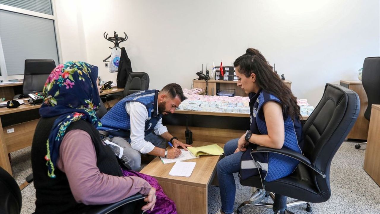 Van'da Zabıta, 75 Bin 950 Lira ile Yakalanan Dilenciye El Koydu