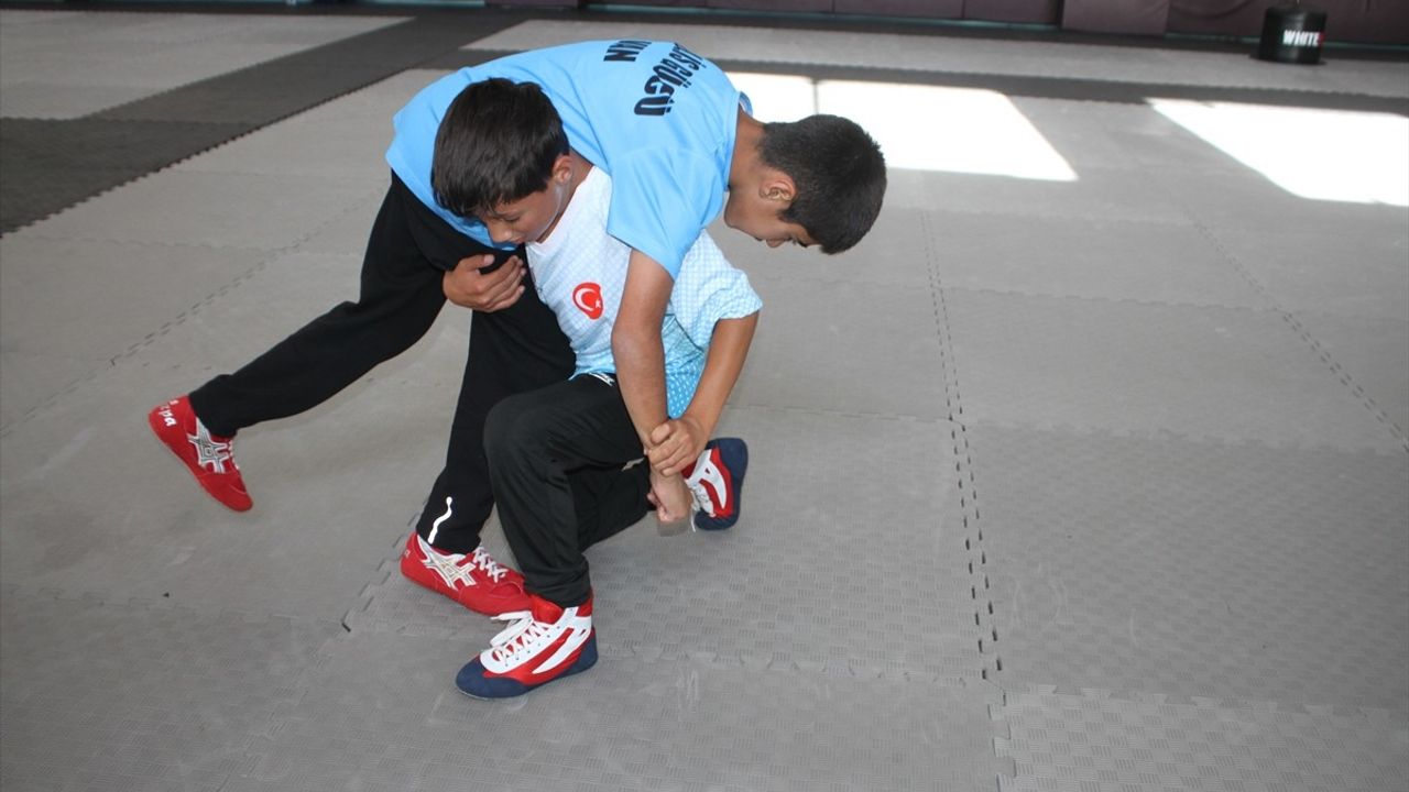 Vanlı 12 Yaşındaki Güreşçi Emrullah Yabaş, Milli Takıma Yükseldi