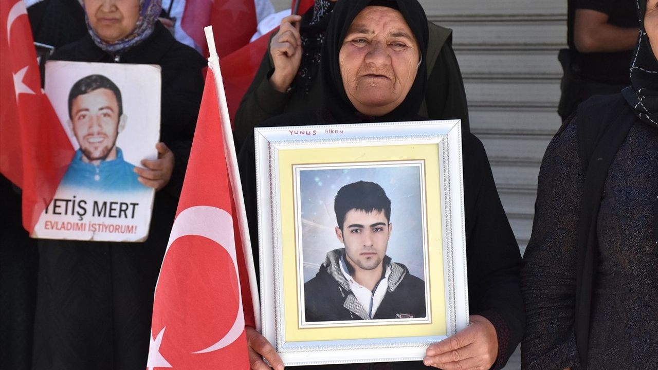 Vanlı Aileler, DEM Parti Önünde Evlat Nöbetini Sürdürüyor